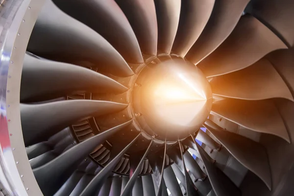 Блискучі реактивні двигуни великі лопаті на авіаційній турбіні . — стокове фото