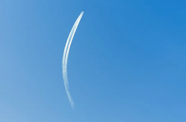 대조를 이루며 떠나는 비행기는 맑고 푸른 하늘로 바뀐다. — 스톡 사진