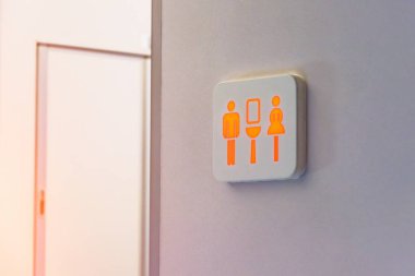 Meşgul tuvalet işareti kırmızı ile işaretlenmiş, arka plan karşı uçağın içinde wc bir kapı.