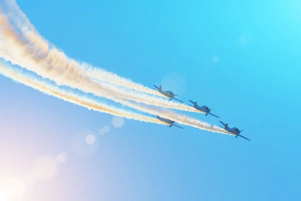 Пілотована команда плавно літає на турбогвинтових легких літаках у повітрі . — стокове фото