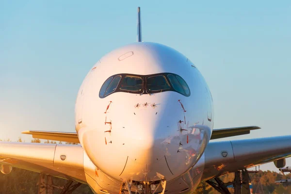 Vista del avión desde el fuselaje del parabrisas de la cabina delantera al atardecer en el aeropuerto . — Foto de Stock