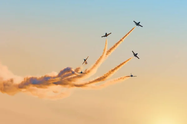 El equipo acrobático de luchadores ligeros se disuelve en el cielo nocturno, dejando un rastro humeante . — Foto de Stock