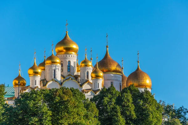 Cathedral of the Annunciation Blagoveshchensky view of the domes of the Church in Moscow. — Stock Photo, Image