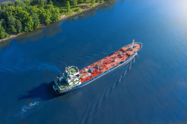 Aerial view tanker schip met vloeibare bulklading is zeilen in kanaal water. — Stockfoto