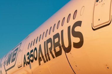 Airbus a350-900 Xwb Gövde düzlemi günbatımı ışık görünümü. Rusya, Moskova bölgesi Zhukovsky, Havaalanı Ramenskoe. Aviasalon Maks 2019. 29 Ağustos 2019.