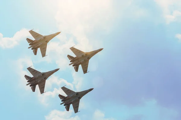 Csoport négy repülőgép harcos repülőgép v. izzás tónusú gradiens felhők ég. — Stock Fotó