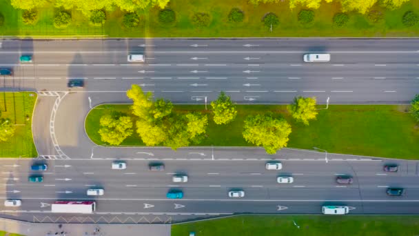 Miasto Widok Autostrady Góry Nawierzchni Asfaltowej Widoczne Oznaczenia Dla Ruchu — Wideo stockowe