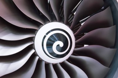 Modern uçak sıcak gölge ışık bir turbofan türbin bıçakları jet motoru yakın.