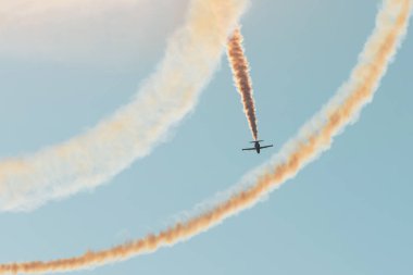 Savaş uçağı akşam gökyüzünde uçar ve duman.