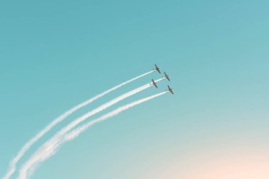 Aerobatik ekip turboprop hafif motorlu uçakla havada sorunsuzca uçar..