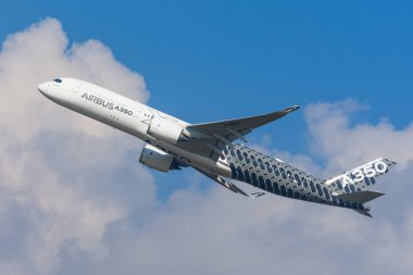Airbus a350-900 XWB uçuşları gösteriyor. Rusya, Moskova bölgesi Zhukovsky, Ramenskoe havaalanı. Aviasalon 2019 'u hazırlıyor. 31 Ağustos 2019.