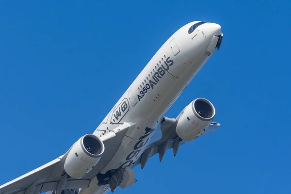 Airbus a350-900 XWB mostrar vuelos. Rusia, Moscú región Zhukovsky, aeropuerto Ramenskoe. Aviasalon MAKS 2019. 31 agosto 2019. — Foto de Stock