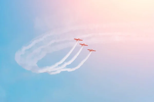 Група з трьох турбогвинтових літаків, що літають в небі, залишаючи білий димчастий слід . — стокове фото