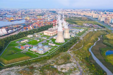 Şehir termal santral gün batımından önce akşam büyük yerleşim alanlarına yakın, havadan görünümü.