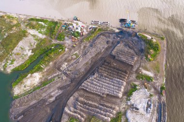 Deniz körfezi kıyısında toplu toprakları, toprak yapay ada havadan üst görünümü damping.