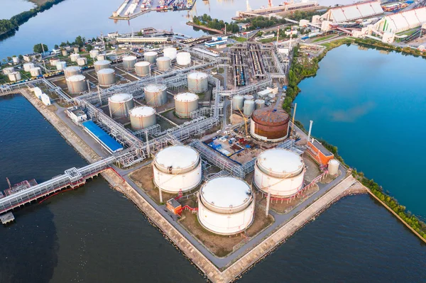 Vista aérea de grandes tanques de armazenamento de combustível na indústria de refinaria de petróleo — Fotografia de Stock