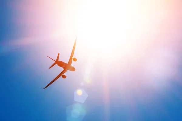 Zářivé slunce na obloze a výška létající osobní roviny. Koncepce cestovního ruchu, dovolené, cestování. — Stock fotografie