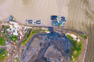Deniz körfezi kıyısında toplu toprakları, toprak yapay ada havadan üst görünümü damping.