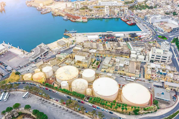 Vista aérea de grandes tanques de almacenamiento de combustible en la zona industrial de refinería de petróleo en el puerto marítimo de carga. —  Fotos de Stock