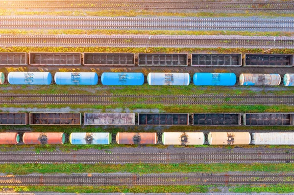Luchtfoto van spoor sortering vracht station met verschillende wagons, met vele spoorrails spoorweg. Zwaar industrie landschap. — Stockfoto
