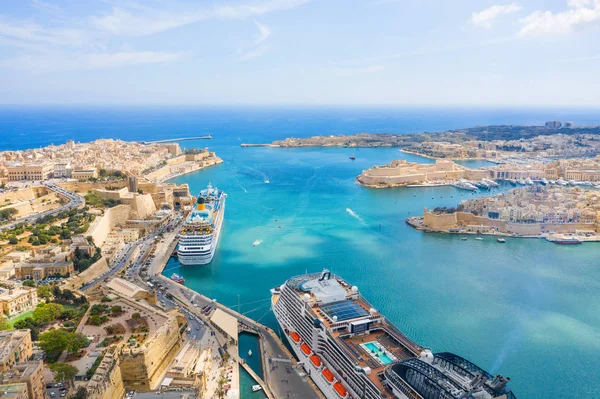 Вид с воздуха на залив с круизным лайнером в городе Валлетта, Мальта . — стоковое фото