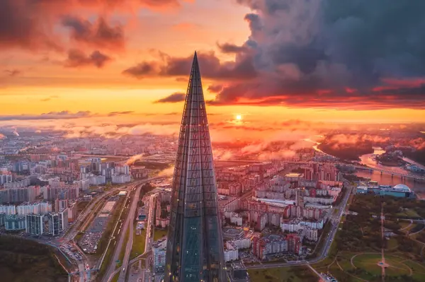 Vista de la torre de un rascacielos Lakhta Center y un panorama del paisaje urbano por la mañana al amanecer con nubes y niebla. Rusia, San Petersburgo, 10 de septiembre de 2019 . —  Fotos de Stock