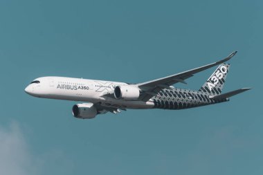 Airbus a350-900 XWB uçuşları gösteriyor. Rusya, Moskova bölgesi Zhukovsky, Ramenskoe havaalanı. Aviasalon 2019 'u hazırlıyor. 31 Ağustos 2019.
