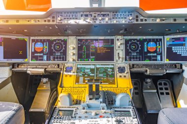 Motor kontrol paneli, itme ve ana gösterge paneli kokpit içinde Jet uçağı uçak görünümü.