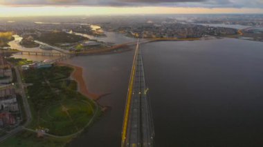 Bir gökdelen Lakhta Merkezi kule ve Finlandiya Körfezi ve şehir adaları, Zenith Arena stadyumu bir panorama sahil in havadan görünümü. Rusya, Saint-Petersburg, 10 Eylül 2019