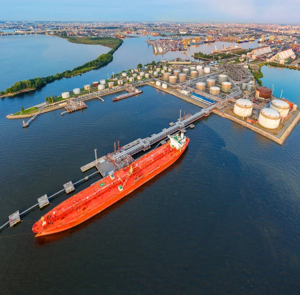 Luchtfoto grote haven met spoorweginfrastructuur voor de levering van bulklading over zee, het laden van olie met behulp van een pompstation in schip tanker voor transport en levering. — Stockfoto