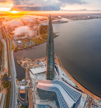 Bir gökdelen Lakhta Merkezi kule ve Finlandiya Körfezi ve şehir adaları, Zenith Arena stadyumu bir panorama sahil in havadan görünümü. Rusya, Saint-Petersburg, 10 Eylül 2019.