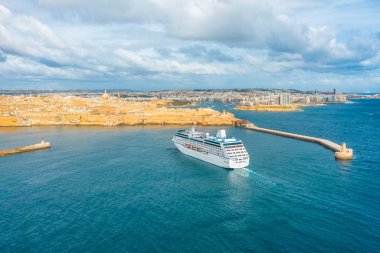 Valletta city, Malta'da büyük bir koya yelken cruise liner gemi havadan görünümü.