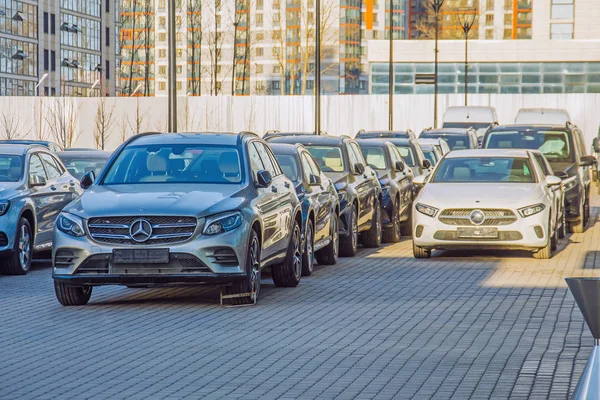 Luxusautók Mercedes-Benz C és E osztályú parkolás előtt autó boltban. Oroszország. Saint-Petersburg. 16 április 2019. — Stock Fotó