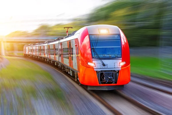 Viagens de comboio eléctrico de passageiros em alta velocidade na viragem da linha férrea . — Fotografia de Stock