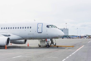 Havaalanı terminal binasında merdivenli uçak.