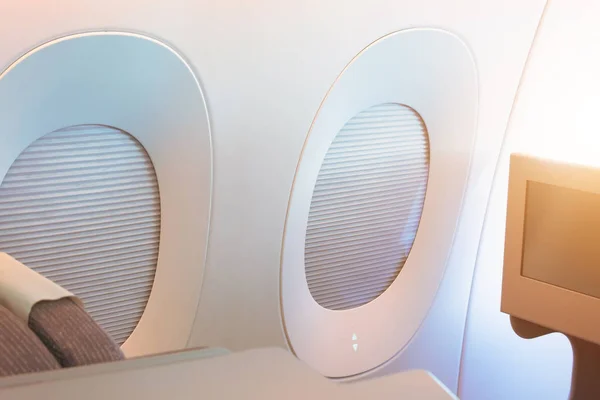 항공기 승객의 비행 중 자외선 차단을 위해 커튼이 달린 포트홀. — 스톡 사진