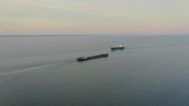 Zwei Frachtschiffe Ein Frachtschiff Und Ein Tankschiff Fahren Der Bucht — Stockvideo