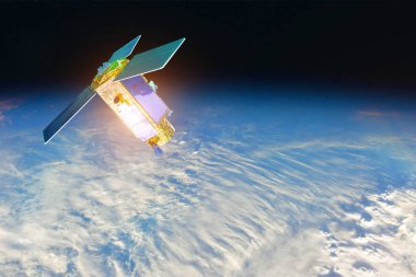 Gün batımı ve parlak ışınlar sırasında dünya yörüngesinde gece ve gündüz terminatör sınırında uzay uydusu güneş panelleri yansıyan Güneş ışınları. Nasa tarafından döşenmiş bu görüntünün elemanları.