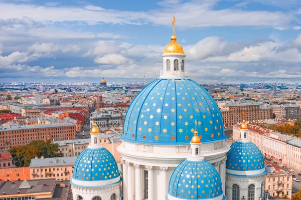 La famosa Cattedrale della Trinità con cupole blu e stelle dorate, vista sulla parte storica della città di Staint-Petersburg, case tipiche intorno. — Foto Stock