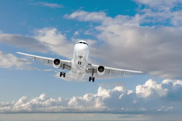 Passagierflugzeug fliegt auf Wolkenhintergrund. — Stockfoto