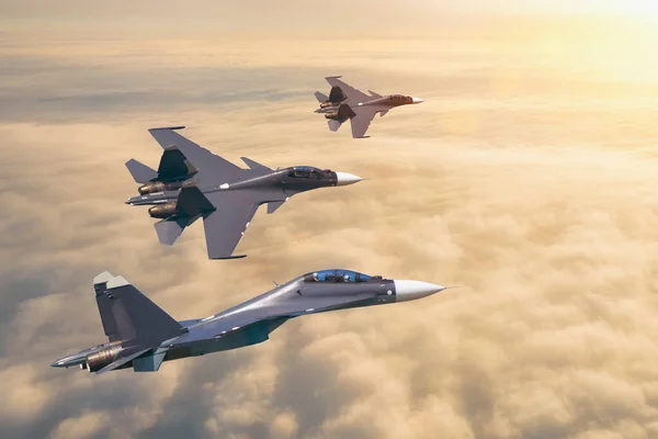 Grupa trzech samolotów myśliwiec odrzutowiec słońce świeci wysoko na niebie nad chmurami. — Zdjęcie stockowe