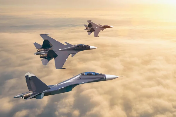 Grupo de três aviões caças avião sol brilhar voando alto no céu acima das nuvens . — Fotografia de Stock