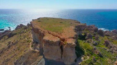 Deniz kıyısındaki bir uçurumun üzerinden uçmak, bir uçurumdan aşağı havadan görüntü almak.