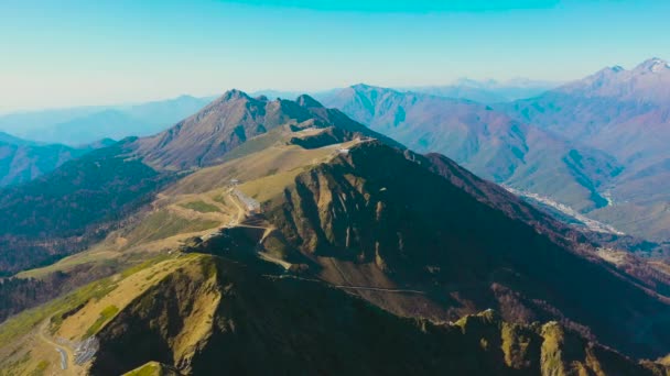 天気の良い晴れた日には 山頂と谷のある大きな岩の山の範囲 空中ビュー — ストック動画