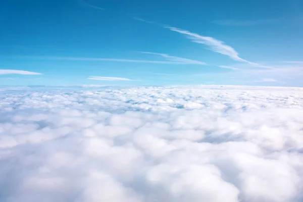 Widok z lotu ptaka na zachmurzone pola i horyzont z błękitnym niebem. — Zdjęcie stockowe