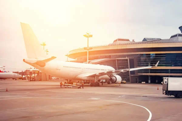 O terminal do aeroporto, avião próximo à espera de embarque de passageiros . — Fotografia de Stock