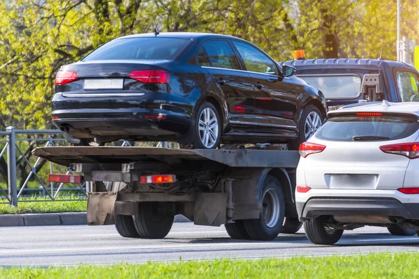 Passagiersauto Geladen Een Evacuatie Vrachtwagen Rijdt Langs Weg — Stockfoto