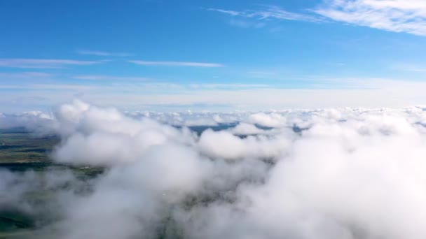 Kabarık Bulutların Üzerinden Uçuyor Açık Gökyüzünde Hareket Eden Yumuşak Beyaz — Stok video