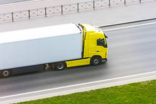 Gele Vrachtwagen Met Een Container Een Aanhangwagen Rijdt Een Snelweg — Stockfoto