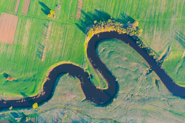 蜿蜒曲折的空中风景蜿蜒小河 绿地中的溪流 晚霞尽收眼底的草地 — 图库照片